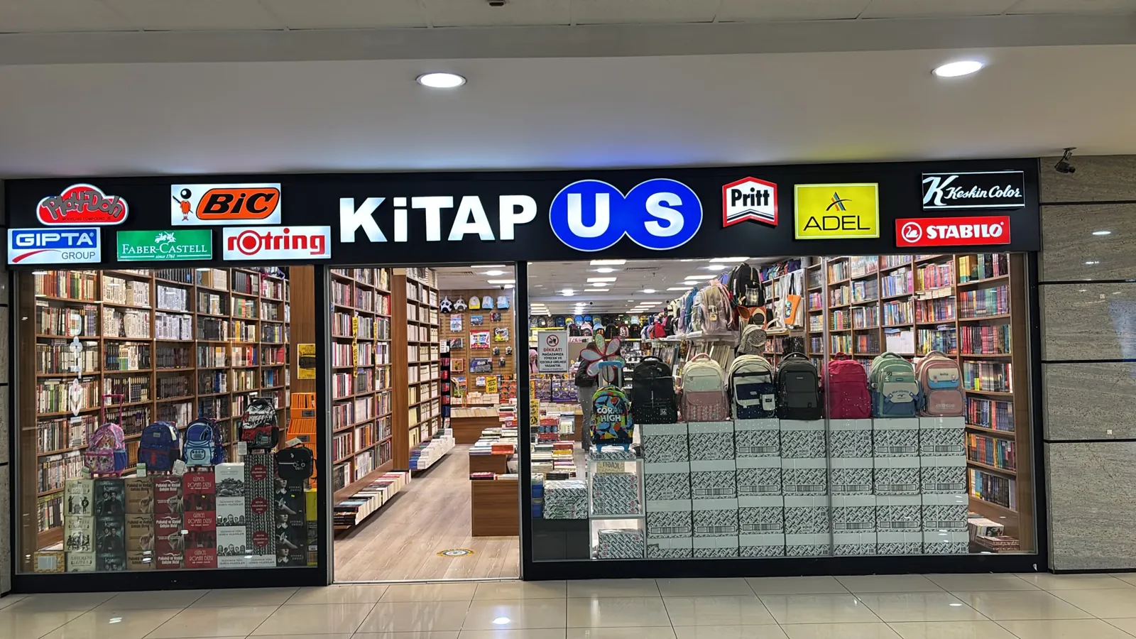 Kitapus Aksaray mağaza girişi ve tabelası