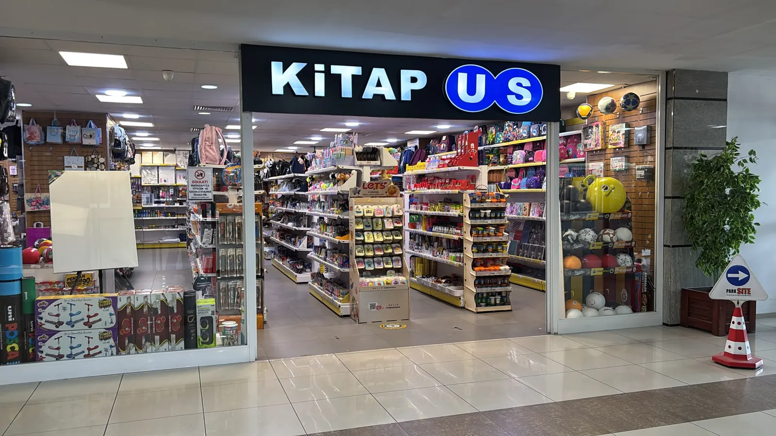 Kitapus Aksaray mağazası iç mekân ve ürün rafları